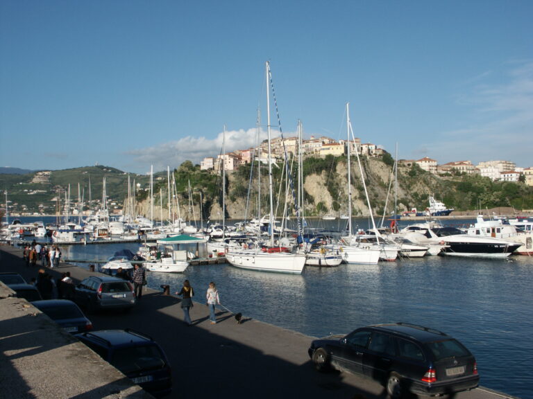 Blick vom Yachthafen nach Agropoli Blick vom Yachthafen nach Agropoli