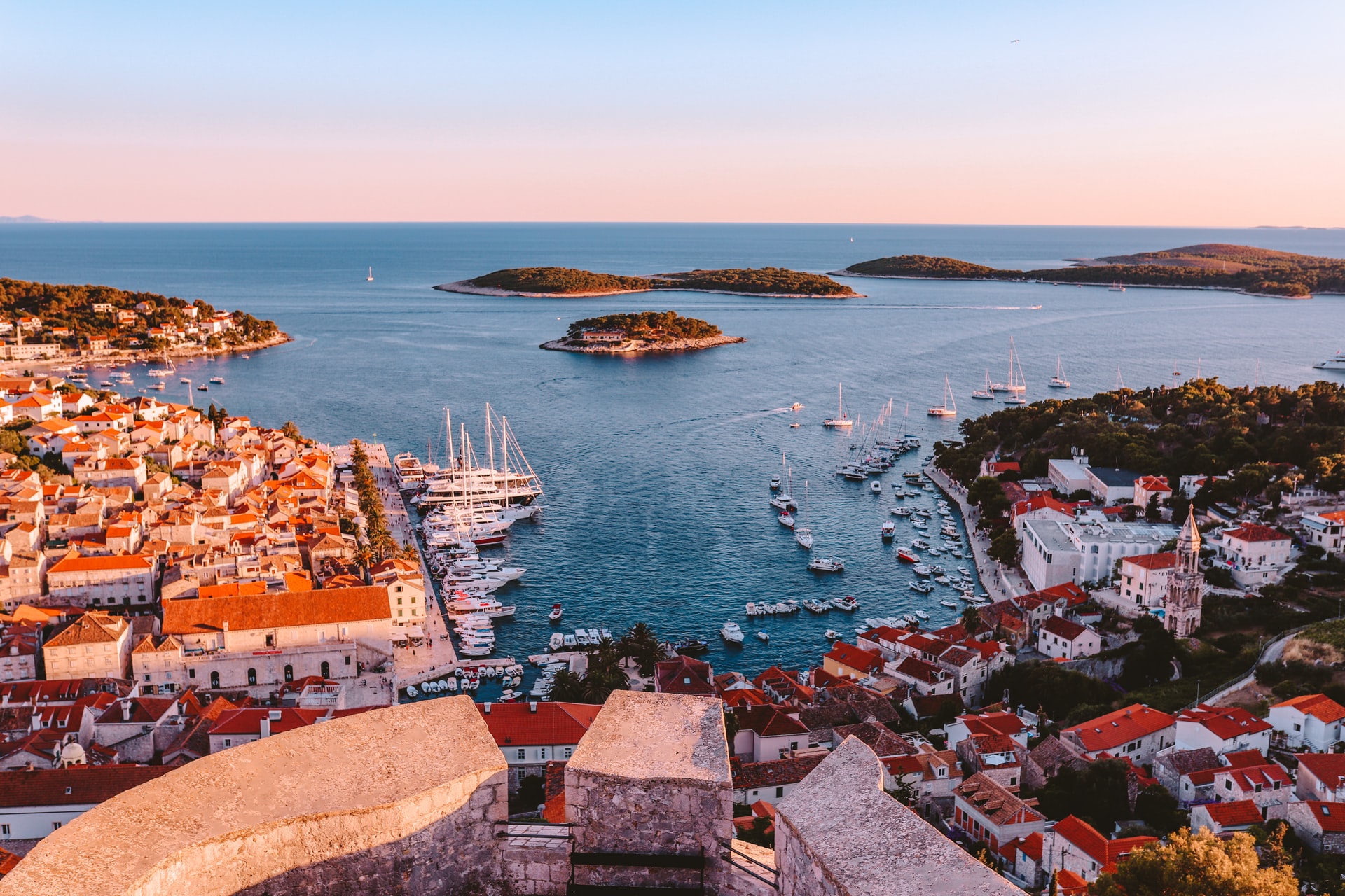 Der Ort Hvar und die Pacleni Inseln