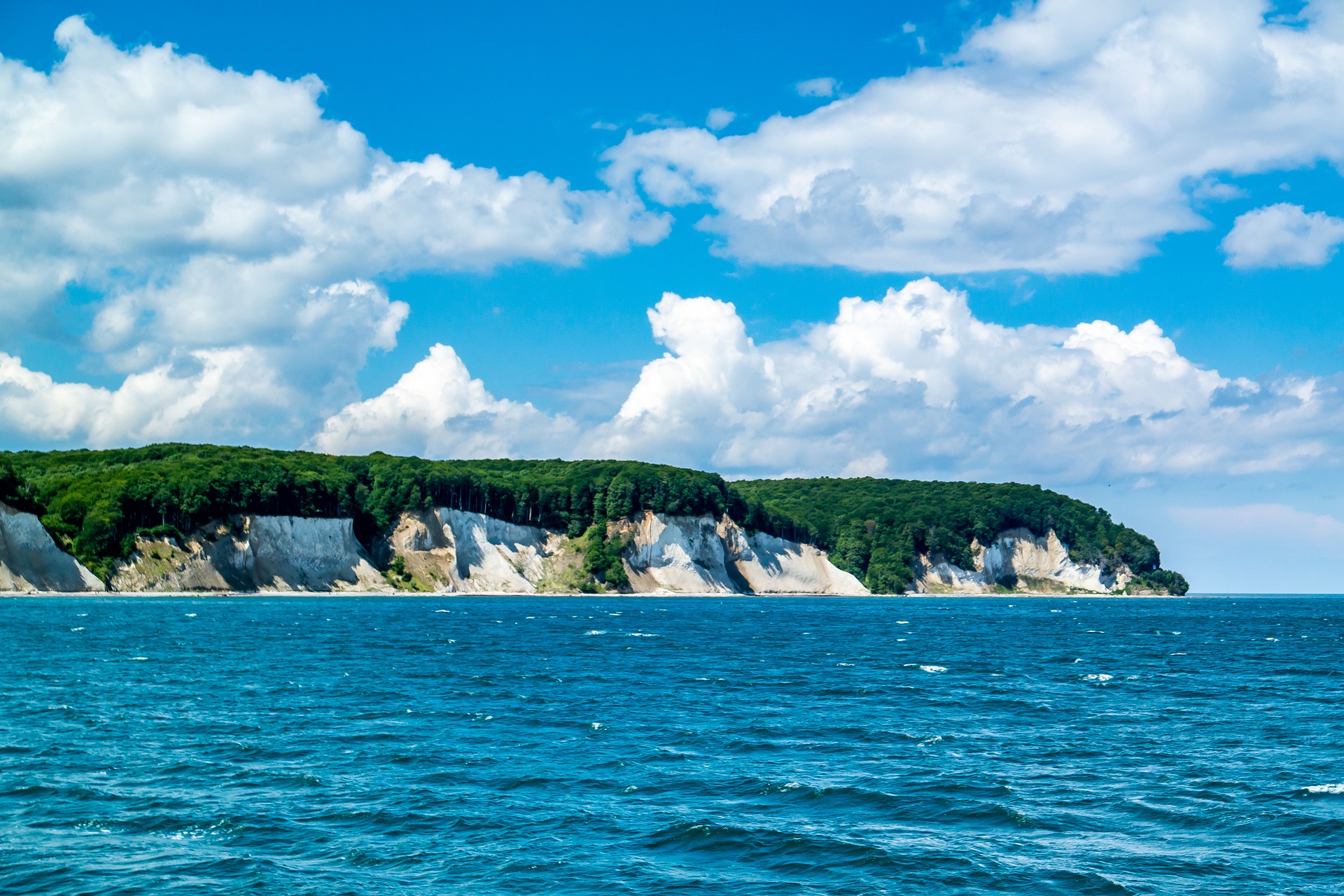 Blick auf die Kreidefelsen und Buchenwälder des Nationalparks Jasmund
