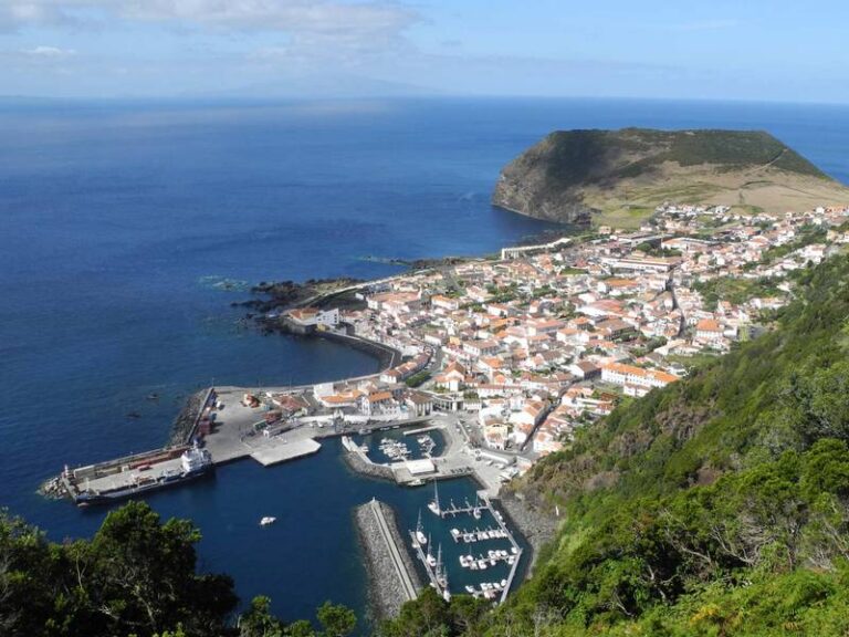 Der Ort Velas auf Sao Jorge Der Ort Velas auf Sao Jorge