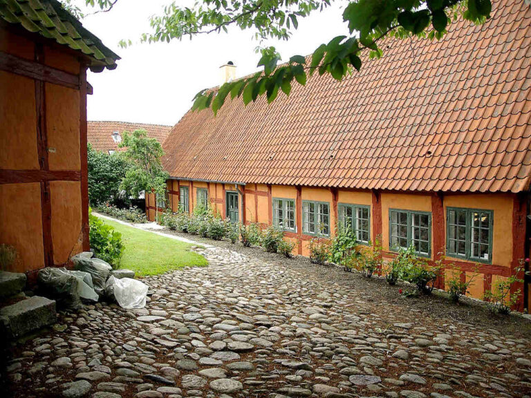 Im Ort Oer Ebeltoft in Jütland Im Ort Oer Ebeltoft in Jütland