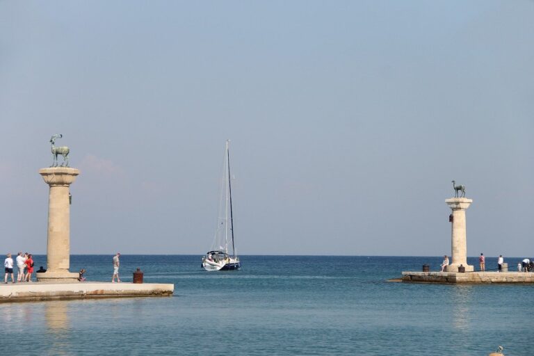 Hafeneinfahrt zur Marina Mandraki