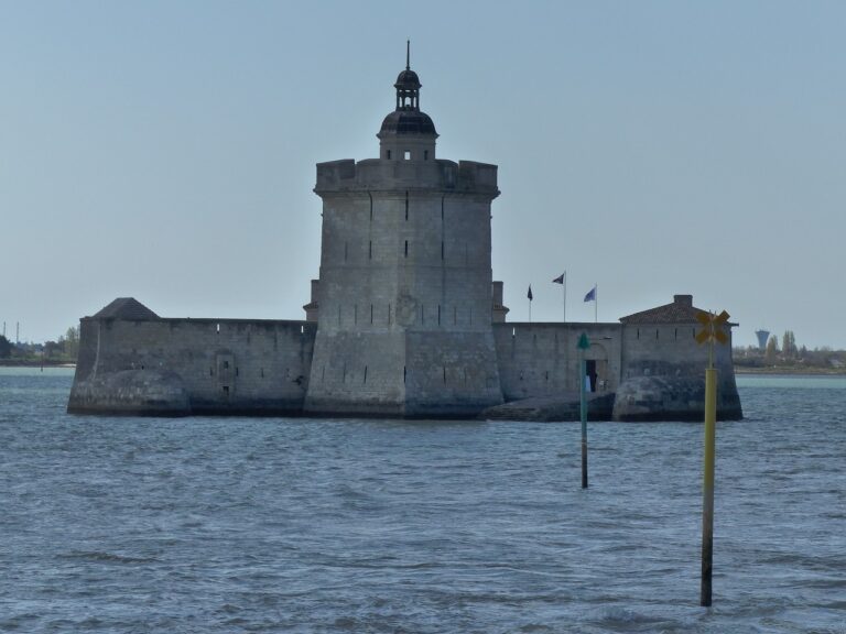 Das Fort Fort Louvois an der Küste