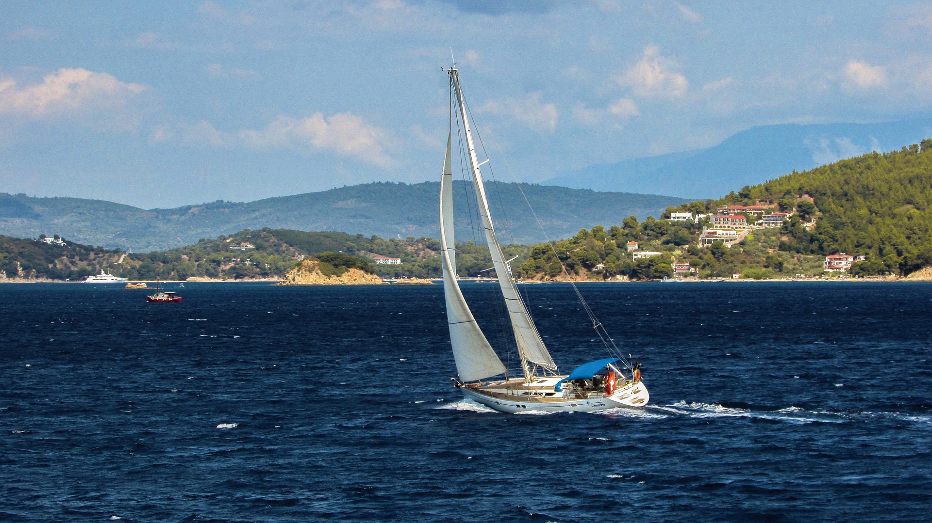 Yacht unterwegs in den nördlichen Sporaden